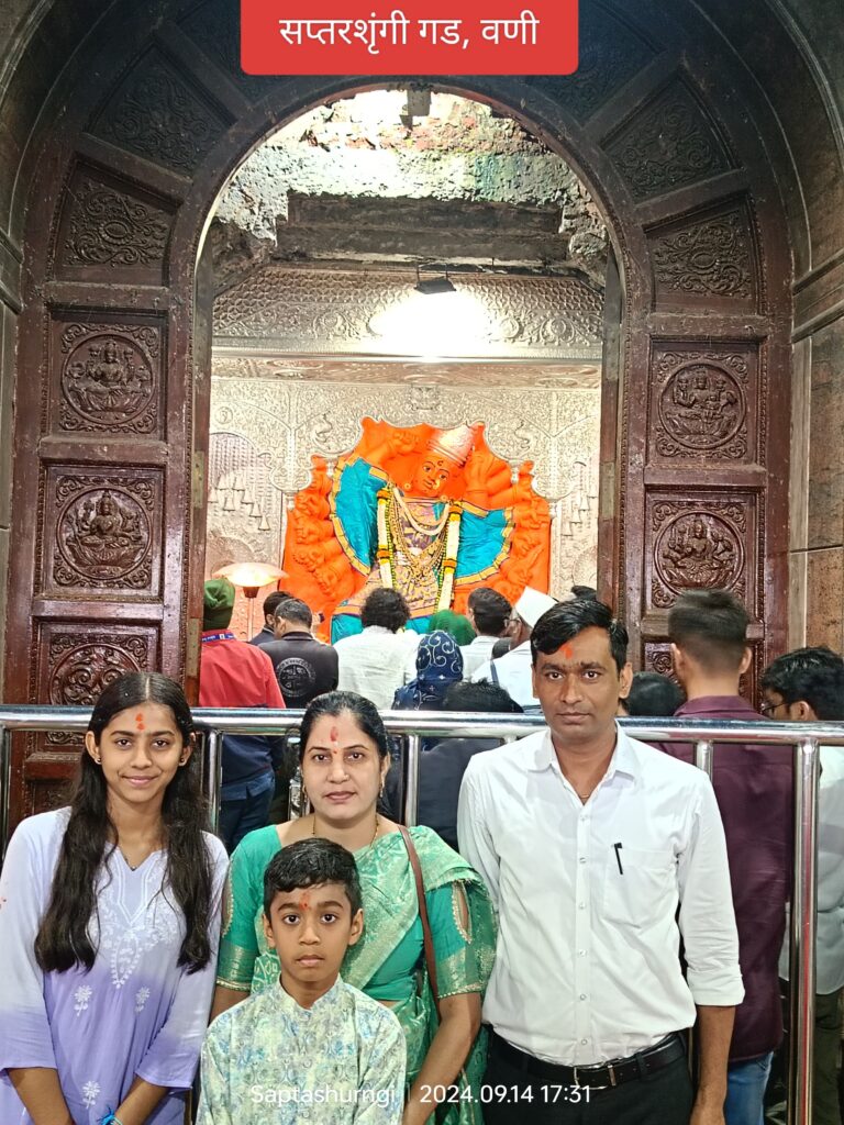 गडावर सप्तश्रृंगी देवीचे प्राचीन मंदिर आहे.