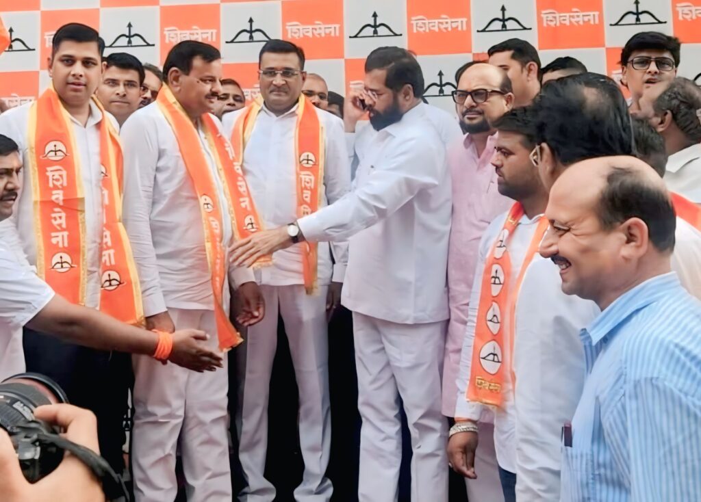 पक्षप्रवेश सोहळ्याला जळगाव जिल्ह्यातील अनेक गावांतील कार्यकर्त्यांनी गर्दी
